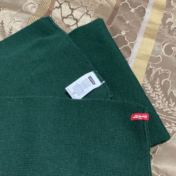 Levi’s Hunter green scarf. Soft, and ready for any weather! - Picture 2 of 4